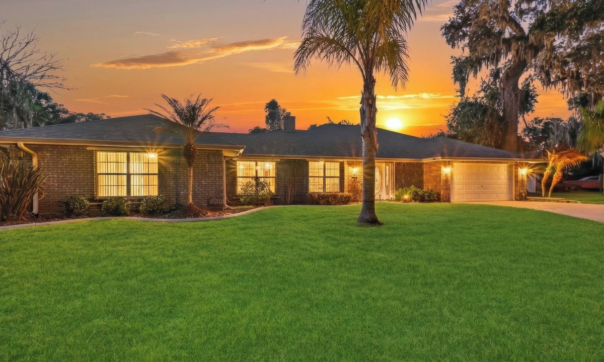 Florida Shores House | 4BR Mango Tree House. Private Pool. Minutes to New Smyrna Beach & Dinning