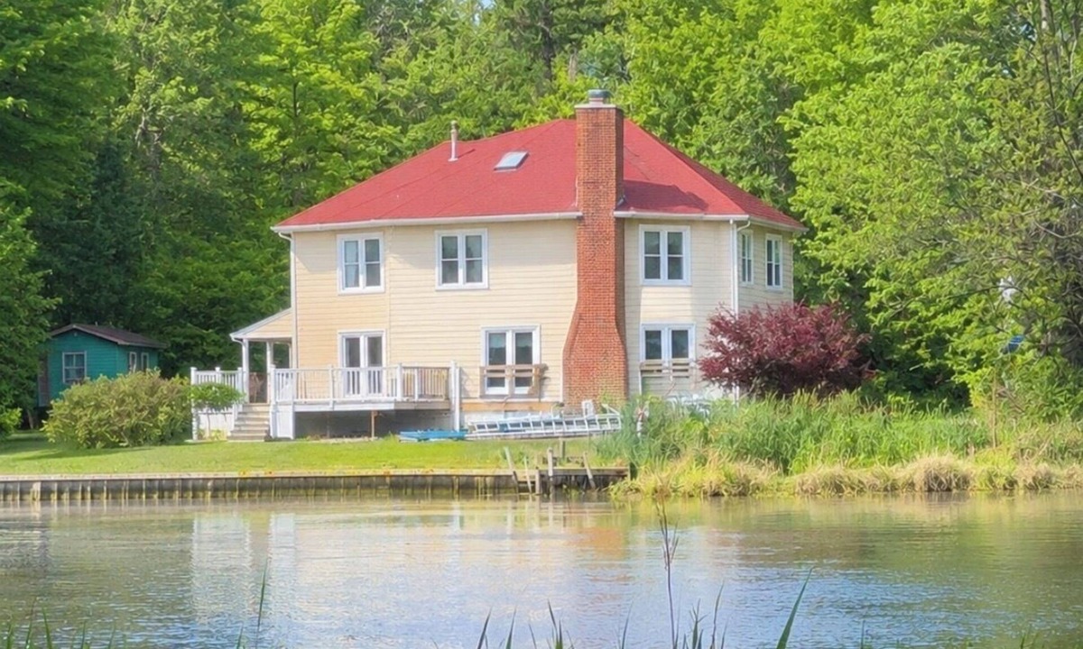 Stevensville House | 5-bedroom waterfront home on 1.5 acres in Stevensville with tons of parking