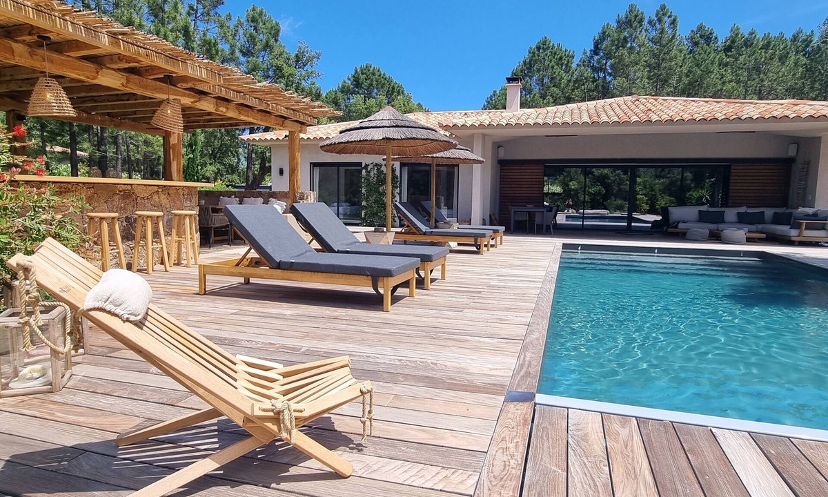 San-Gavino-di-Carbini Villa | 5 bedrooms, heated swimming pool, sports hall, pétanque and badminton courts.