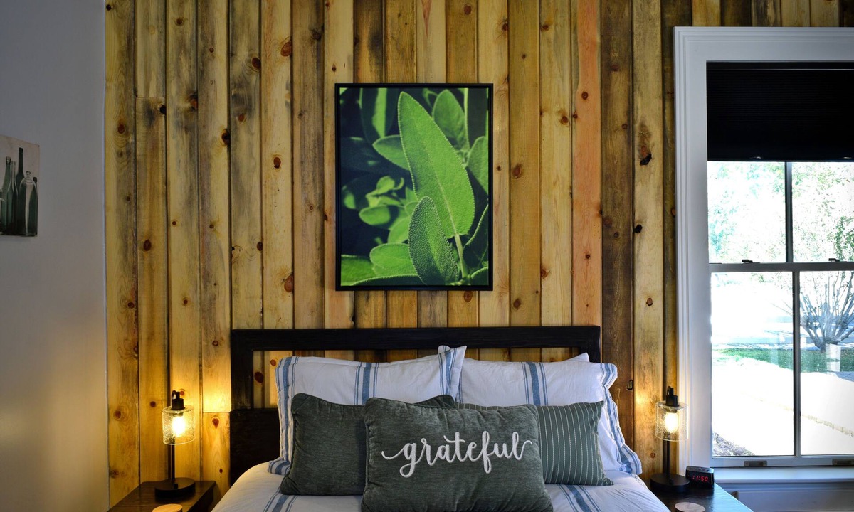 Snowflake Hotel | #5 Charming Room in Historic House, Sage Suite