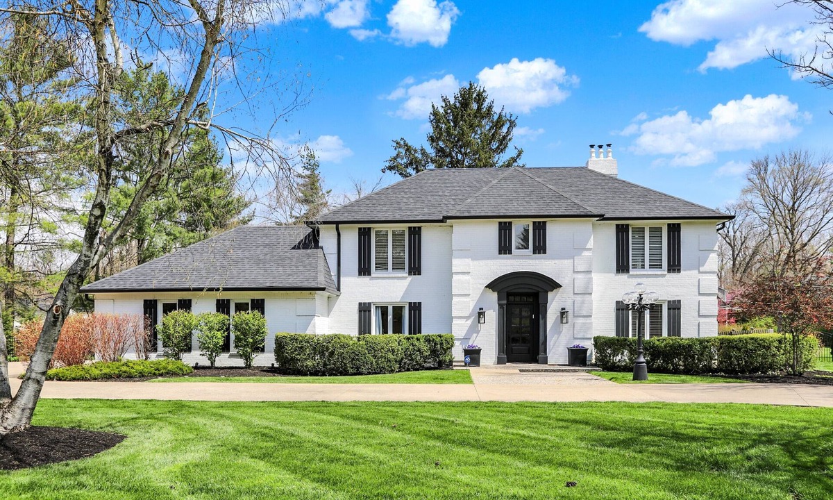 Indianapolis House | 5800 sqft, 4-5 bedroom house 2 min from highway!