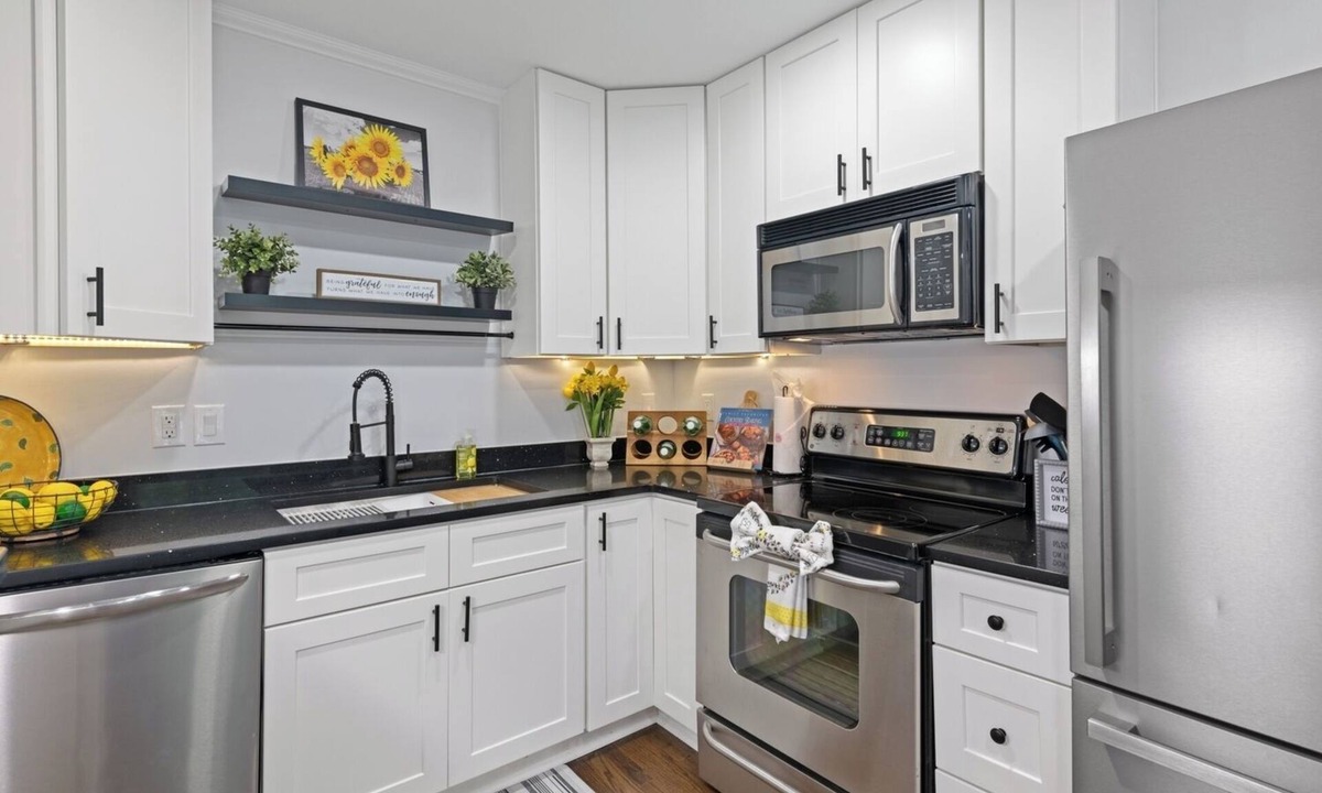 Chapel Hill House | 5BR Chapel Hill Gateway Sleeps 12 Free Parking