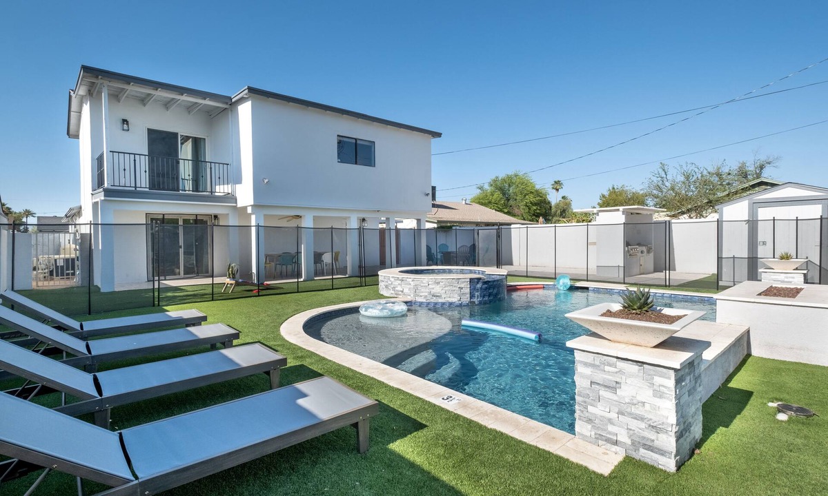 Encanto House | 🌵5BR Midtown Retreat 🌵 Heated Saltwater Pool/Spa ⭐ Firepit ⭐ BBQ ⭐ Office ⭐