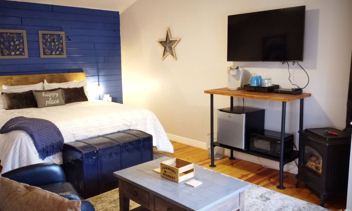 Snowflake Hotel | #6 Beautiful Room in Historic Inn, Blue Bungalow