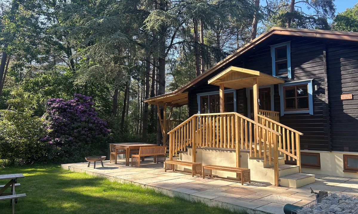 St Leonards House | 7 bedroom, Stunning Cottage with Hot-Tub & Cinema Room