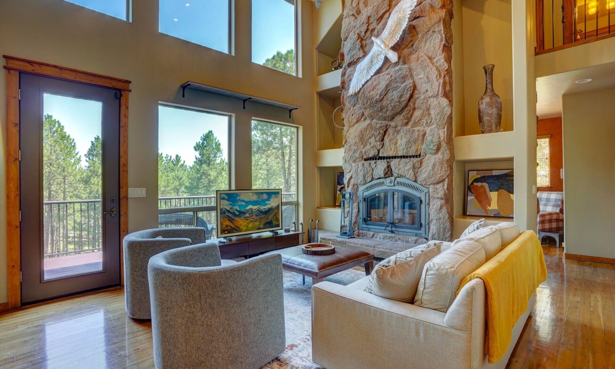 Flagstaff Villa | 7BR Forest Estate | Hot Tub · Volleyball · Sleeps 14