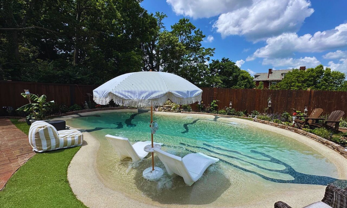 Avondale Apartment | 8 Cats Cincinnati Poolside Oasis Apartment-Walk to Zoo
