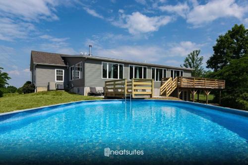 Rutland House | 80 Acres, Pool, Game room with Ping Pong & Billiards!
