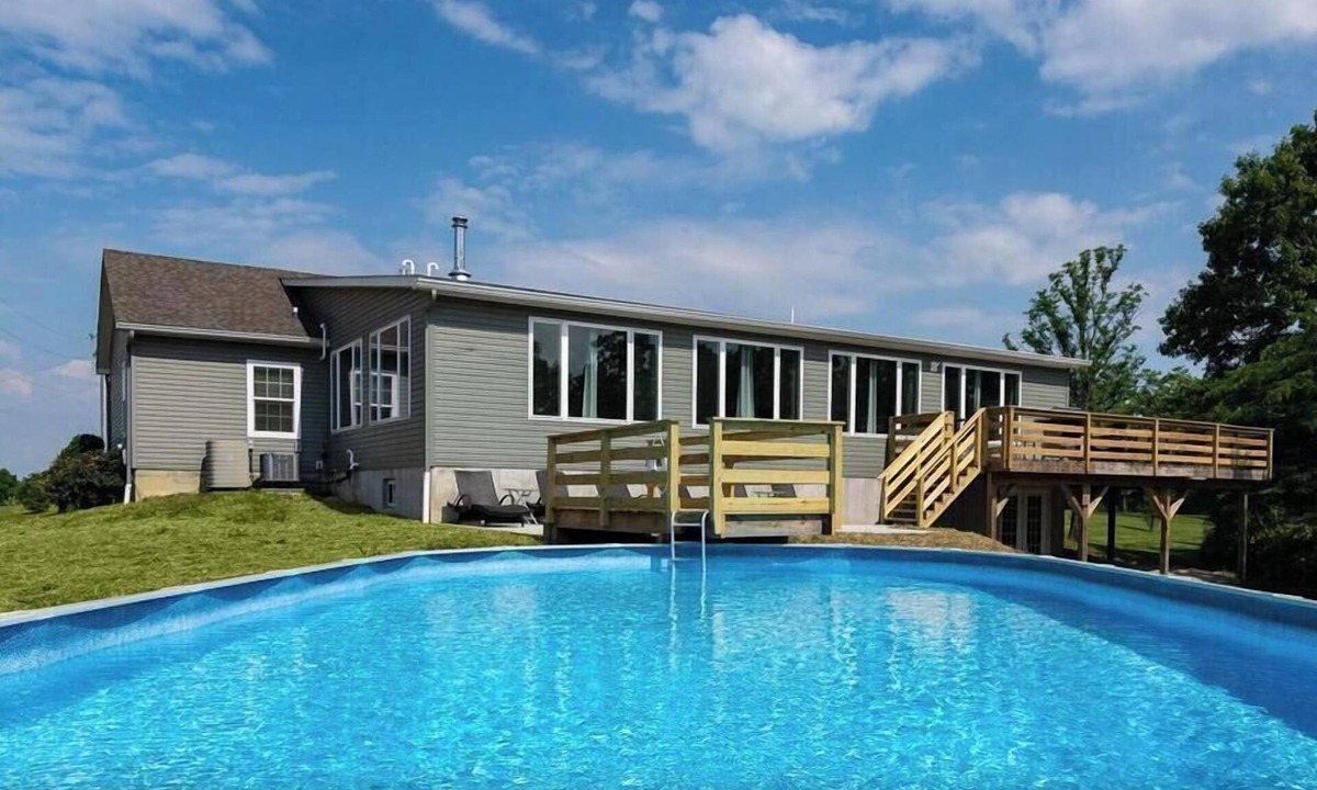 Rutland House | 80 Acres, Pool, Game room w/Ping Pong & Billiards!