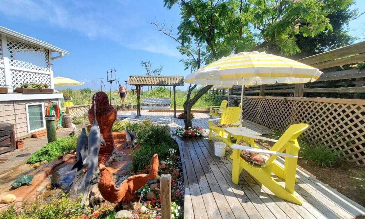 Willoughby Spit Cottage | 902 CH Historic Carriage House 20 Steps to Beach + Hot Tub, Kayaks, Beachfront Grilling