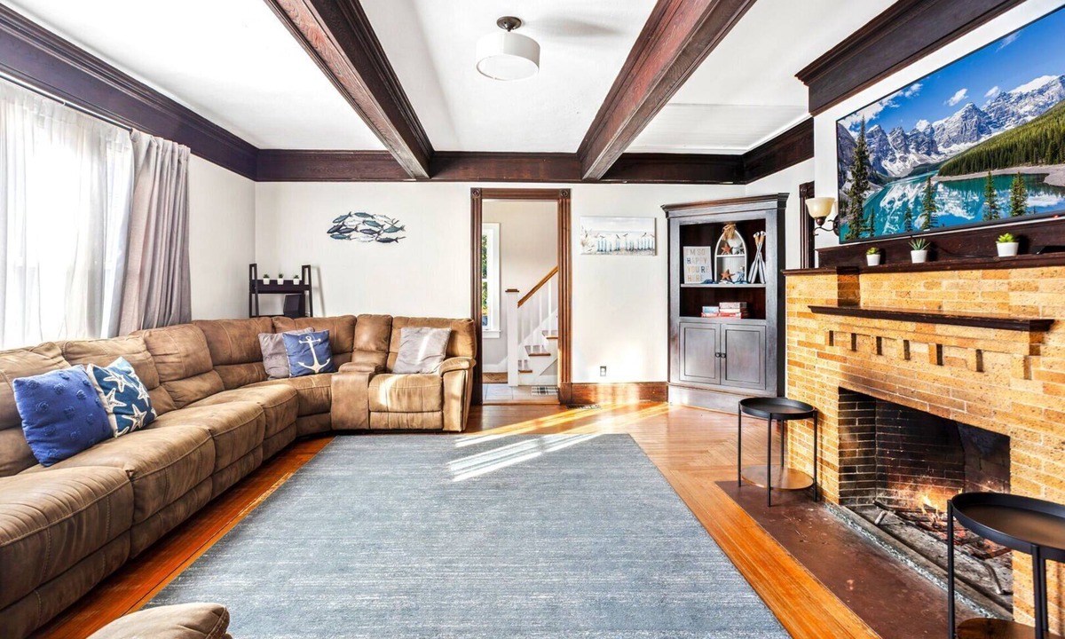 Wakefield-Peacedale House | A/C, Sleeps 12 Short Drive to Beach