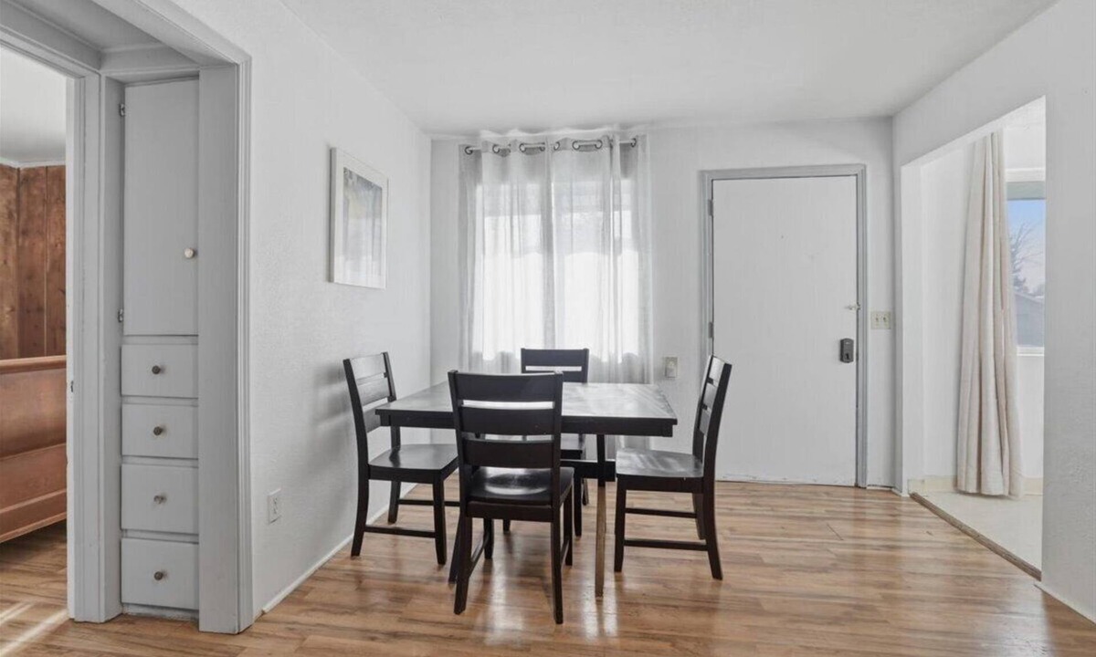 Mountain Home Apartment | A/C W/D Full Kitchen Parking Smart TV