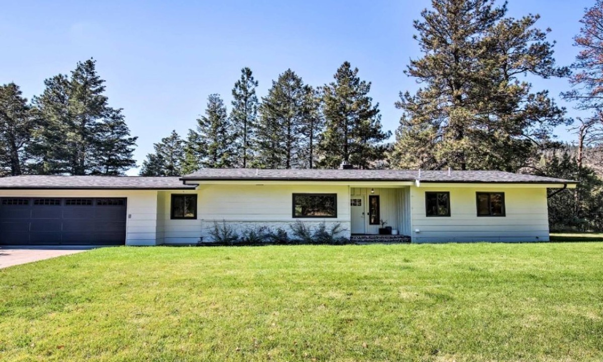 East Missoula House | A charming riverfront 3-bedroom house bordering the Clark Fork River.
