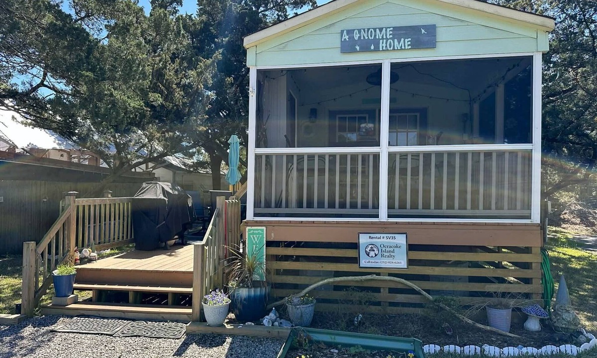 Ocracoke House | A Gnome Home: Convenient to Restaurants and Coffee Shops
