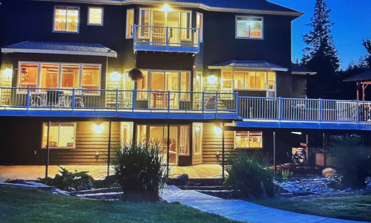 Nine Mile Falls House | A PIECE OF PARADISE: A HOUSE WITH A 20 YARD SALT H2O POOL, HOT TUB ON THE RIVER!