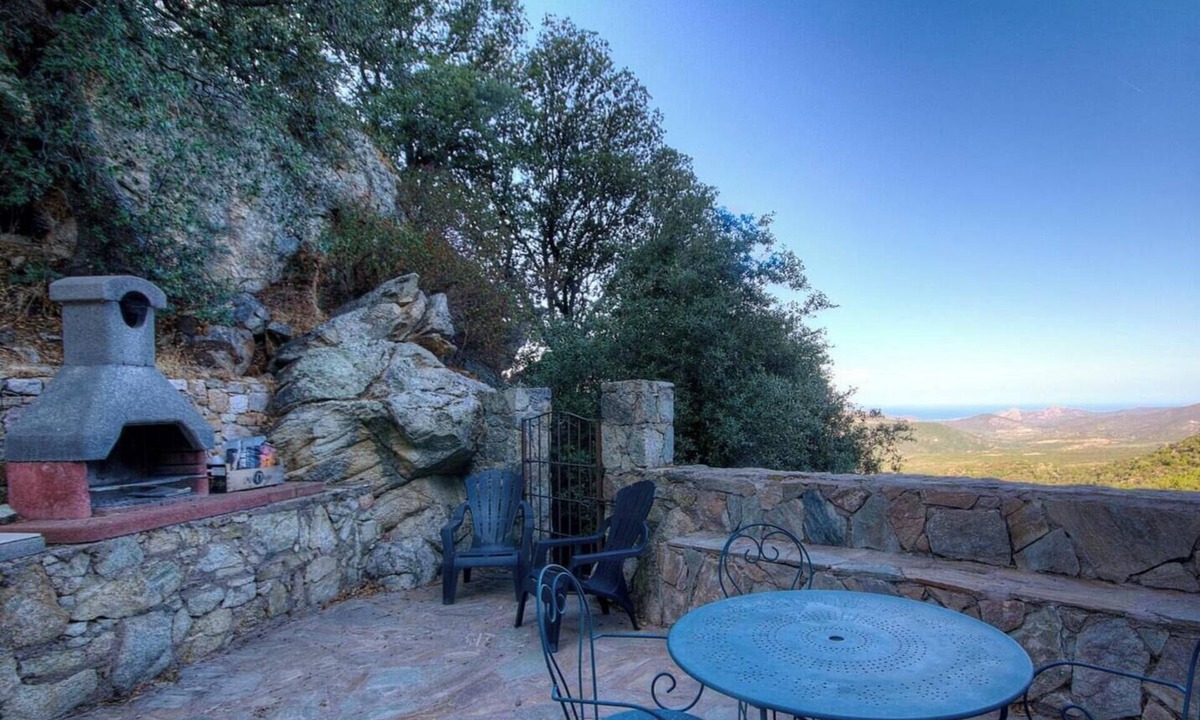 Lama House | A superb view over the Ostriconi valley from this gîte in a typical Balagne village,