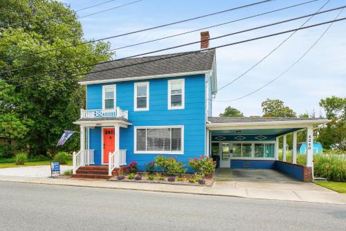 Chincoteague House | A 'Teague of Our Own - Pet friendly & In town!
