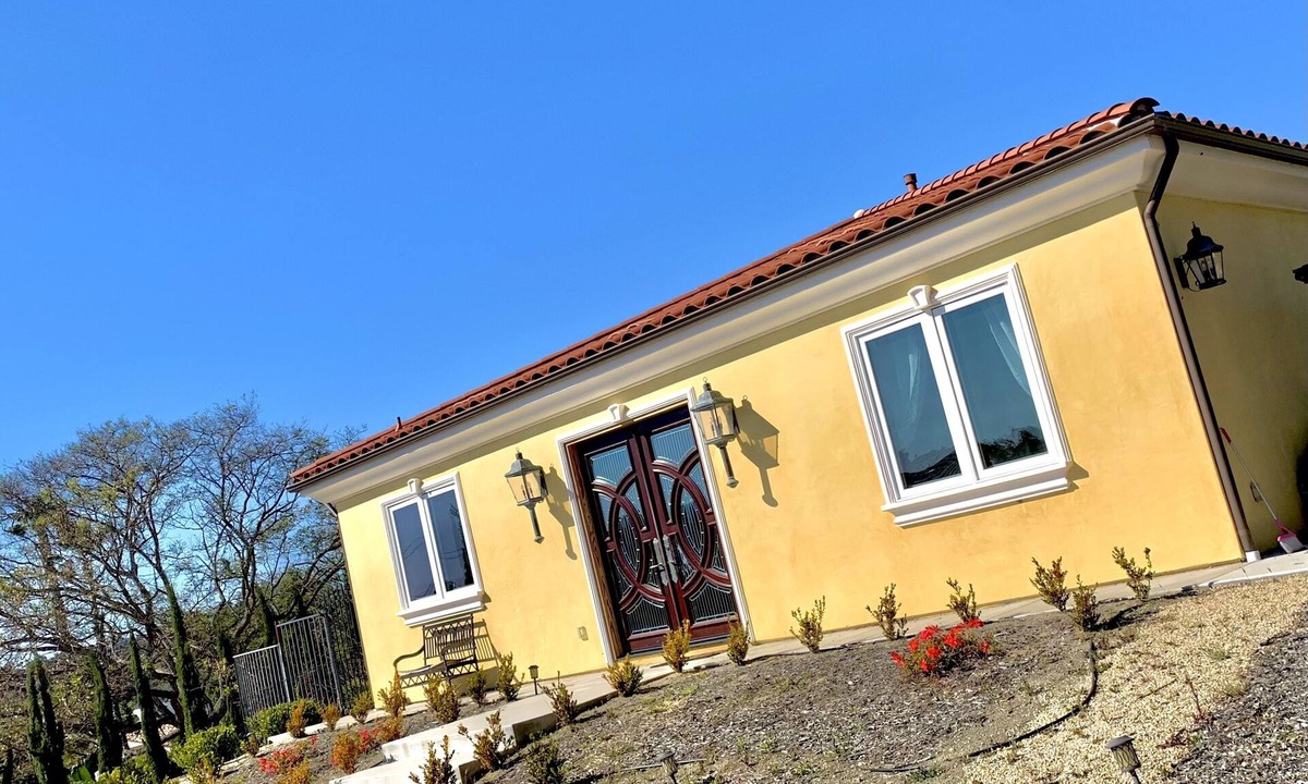 Covenant Cottage | Adorable 2 Bedroom Guest House, 12 minutes from beach, 7 minutes from shopping