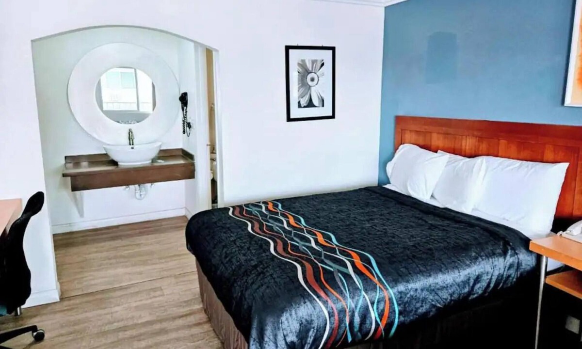 Ridgecrest Hotel | Affordable Room in Ridgecrest w/King Bed, Free Parking & Near Local Favorites