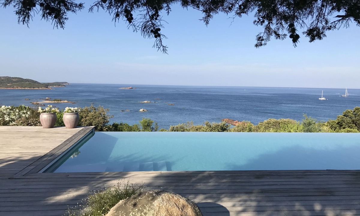 Cala Rossa House | Air-conditioned waterfront villa with pool and beach