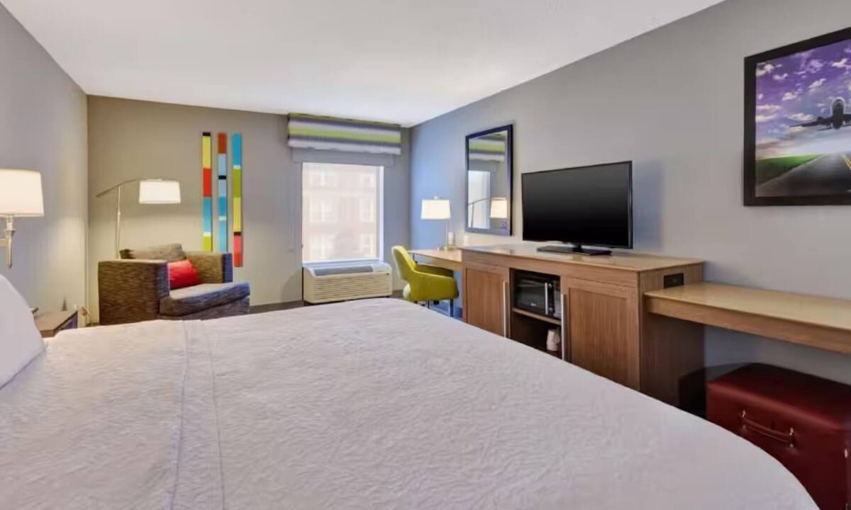 Mount Saint Joseph Hotel | Airport CVG King Room Breakfast, Pool & Gym