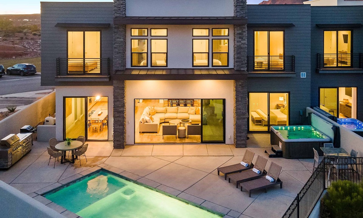 Washington House | Albatross On The 8th: Private Pool And Hot Tub!