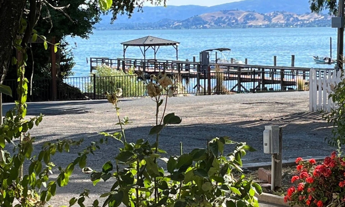 Nice Cabin | ALL INCLUSIVE AMENITIES &TAX.Kayak,SUP,Pedal Boat,PingPong, Pickleball,Movie Nt