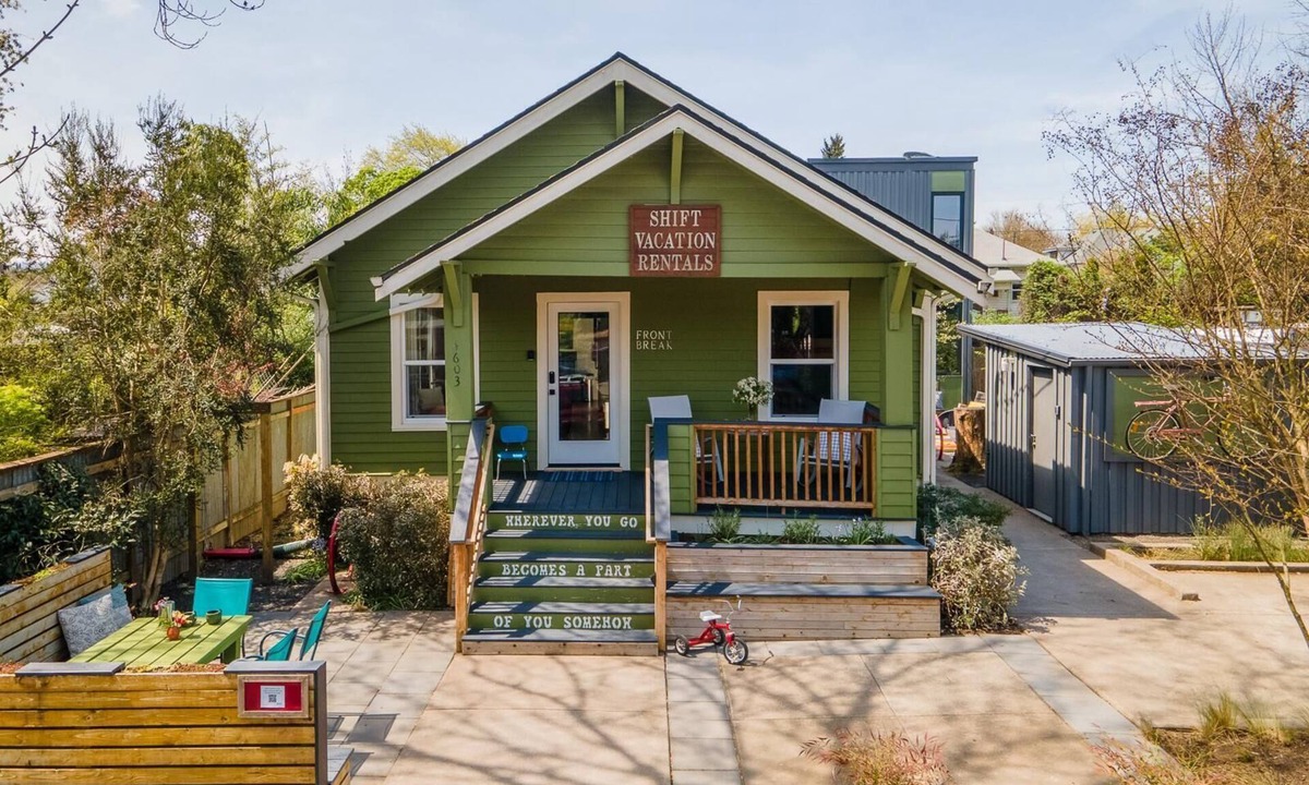 Mississippi District House | Amazing architecture in the heart of walking neighborhod