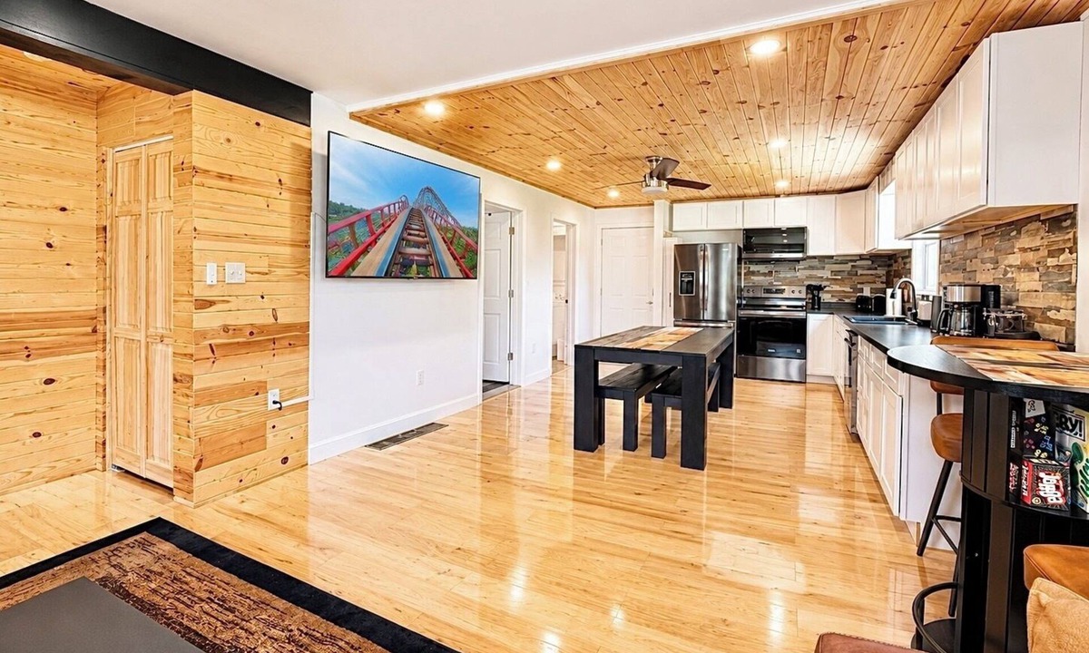 Sandusky House | Amazing Getaway! 5 Miles Cedar Point Sports Force