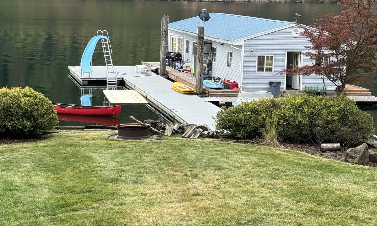 Coeur d'Alene Boat Rental | Amazing, Sleep 6-8 Float House on Coeur d'Alene Lake!
