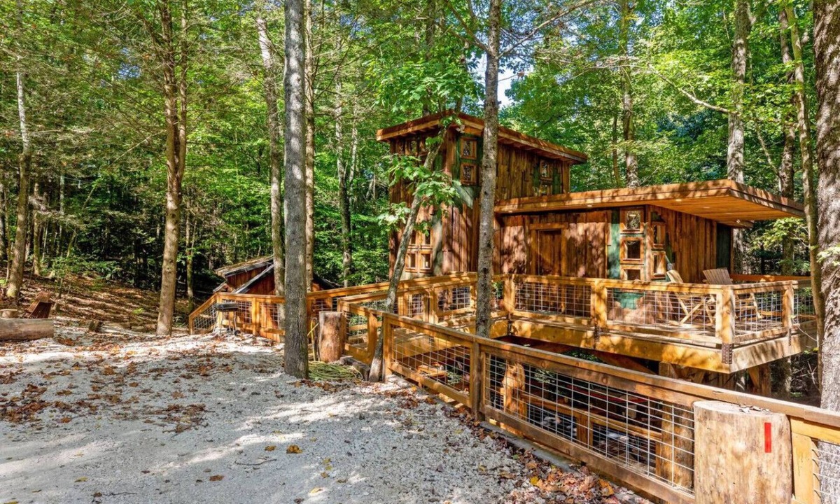 Rogers Cabin | Amazonia- Pet Friendly, Firepit, Outdoor Shower