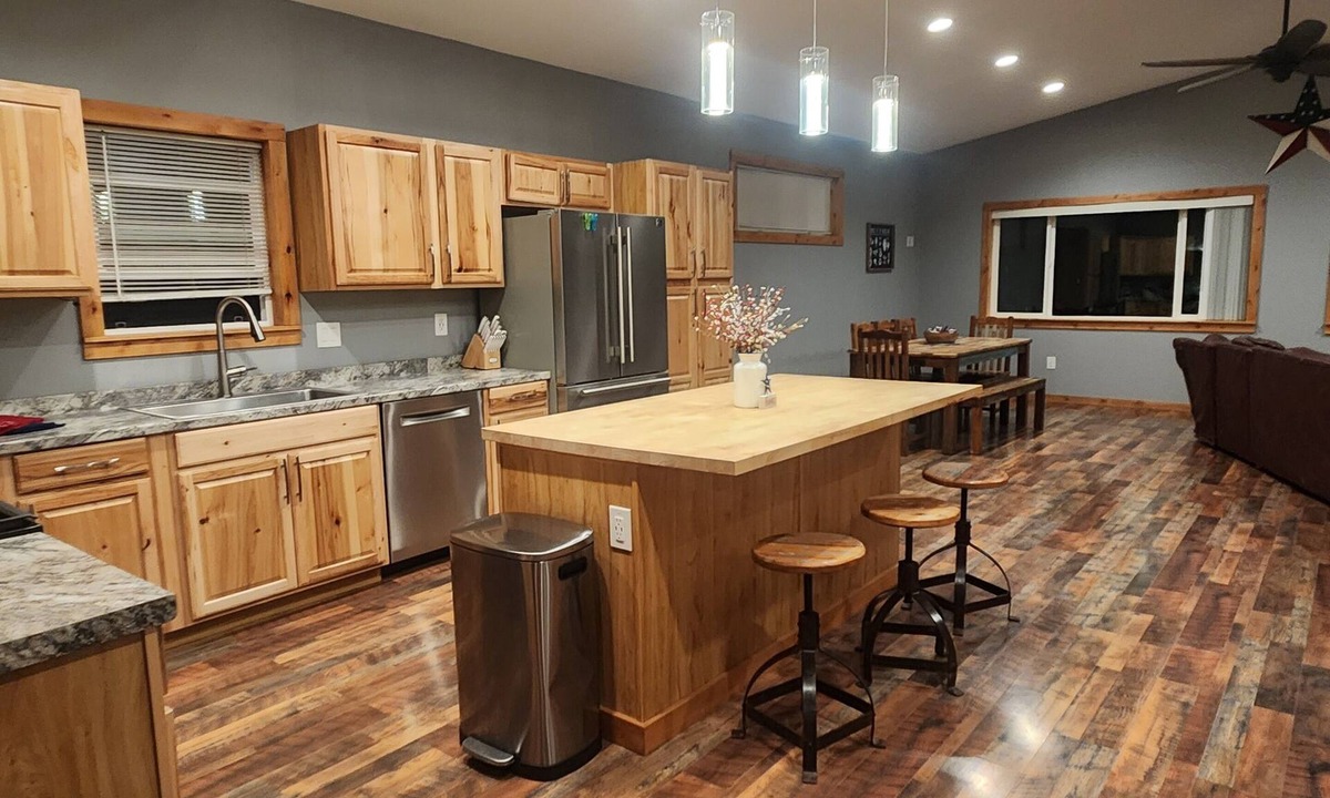 Loon Lake House | American Dream is a Cozy 2-bedroom bungalow in charming Loon Lake with AC