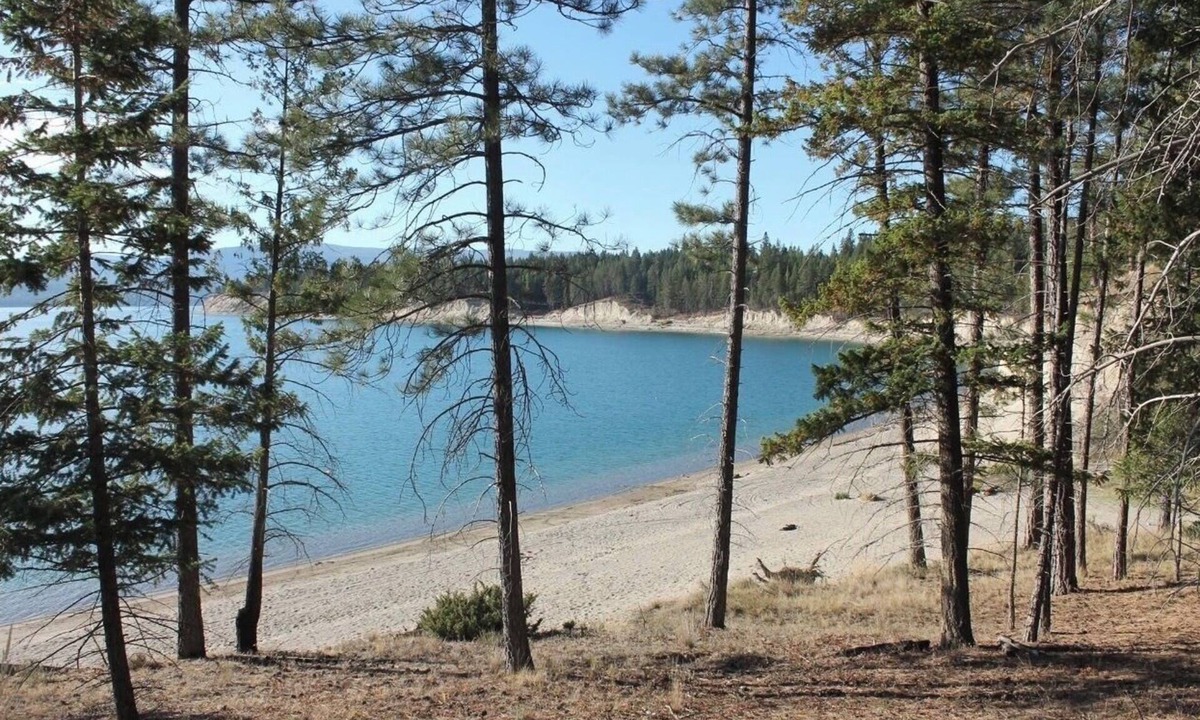 Rexford Cabin | An amazing property on the West Kootenai. On 3.6 acres, this cabin is 2700 sq ft