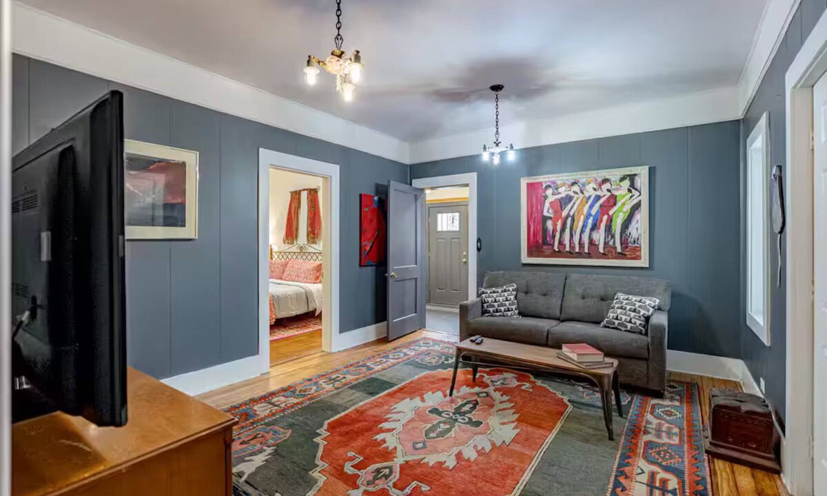 Elizabethtown House | An Artists Roost 4-bedroom house downtown Etown close to the square