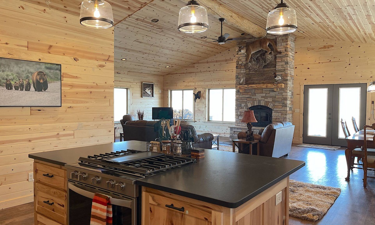 Cody House | AO Ranch- Private, pet friendly mountain retreat between Cody and Yellowstone