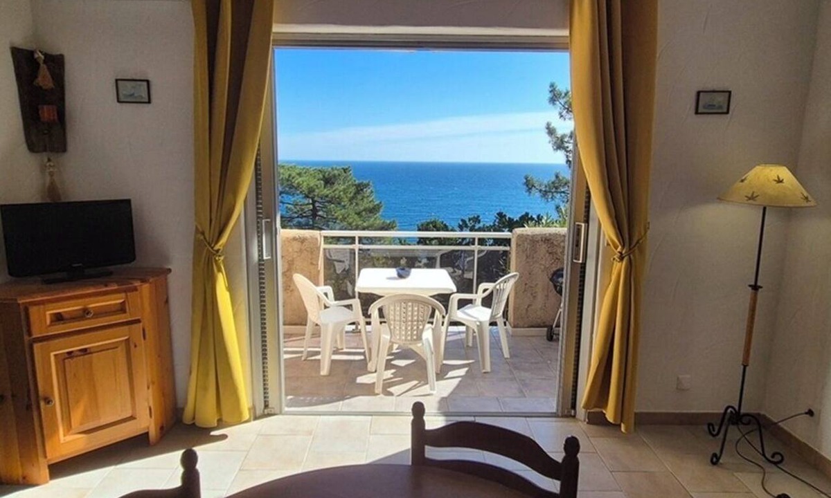 Tarcu Apartment | Apartment 3 people with panoramic sea view in quiet residence