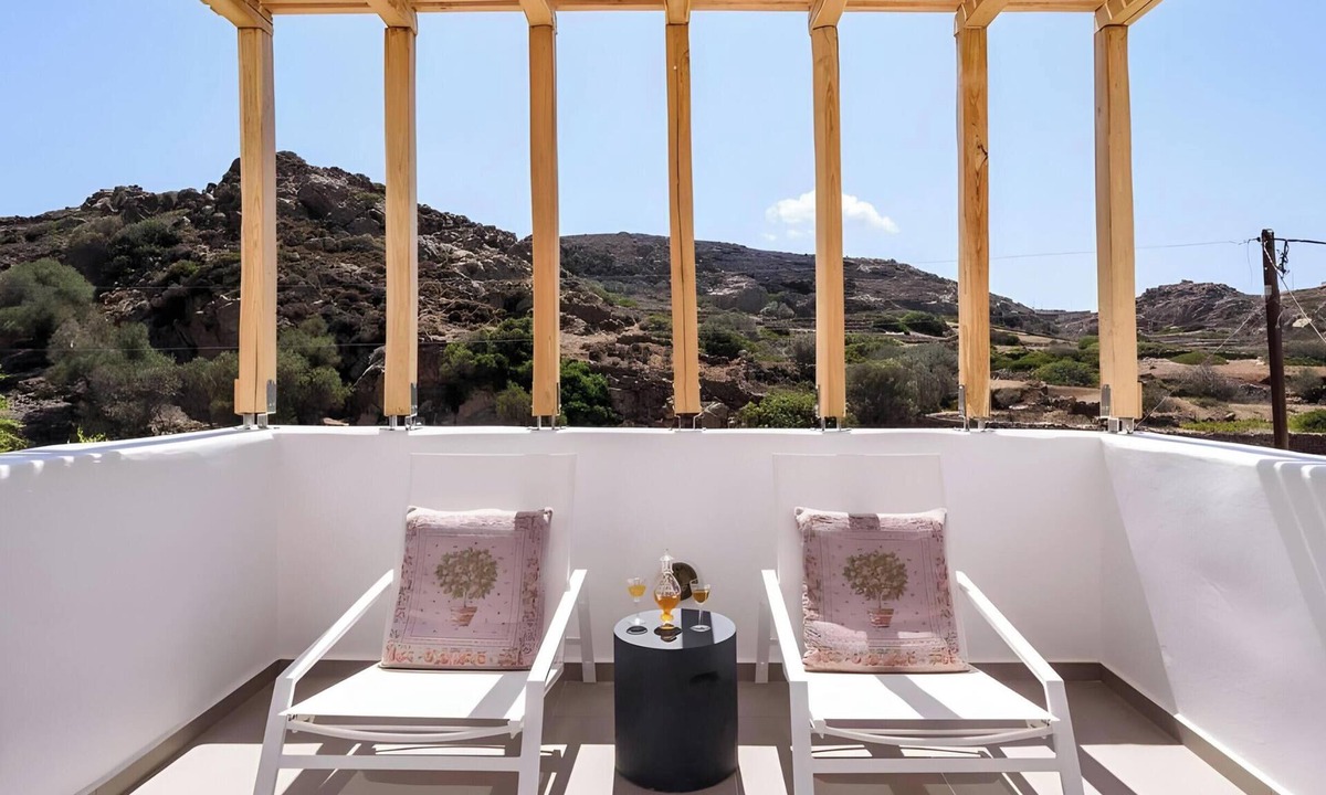 Psathi House | Apartment at 'Echinousa Kimolos Maisonette no1' Hotel with Mountain View