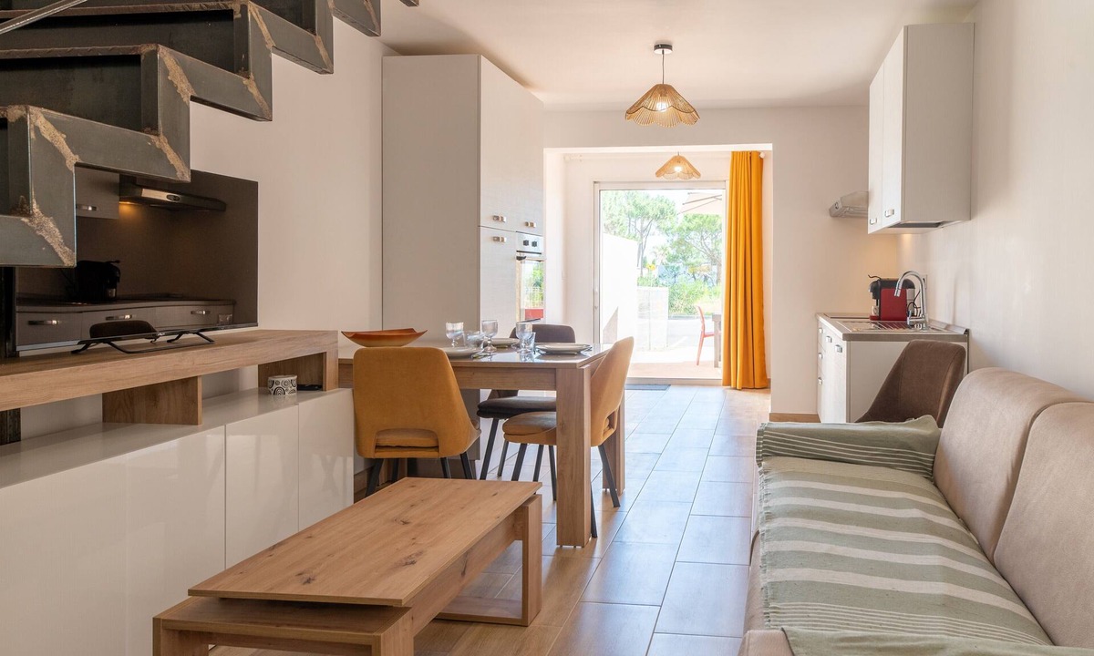 Pineto Apartment | Apartment 'La Dolce Vita 6' with Sea View, Wi-Fi and Air Conditioning