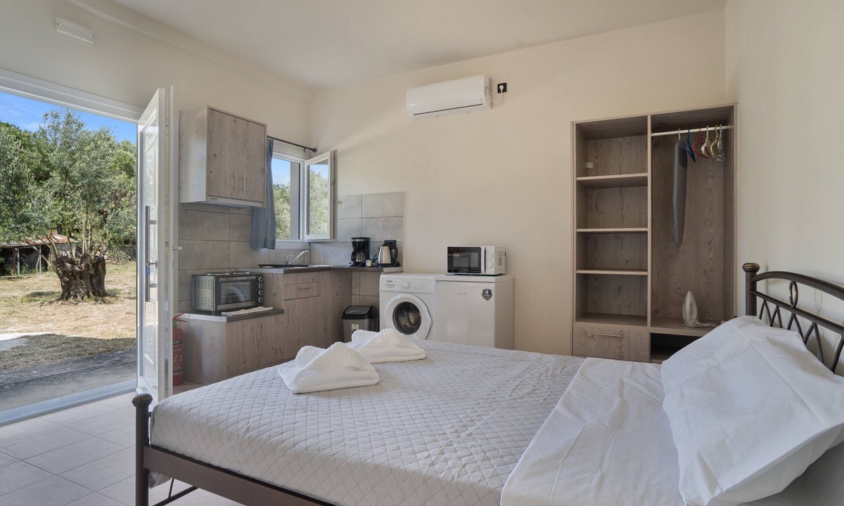 Sarlata Apartment | Apartment 'Panagis 4' with Mountain View, Wi-Fi and Air Conditioning