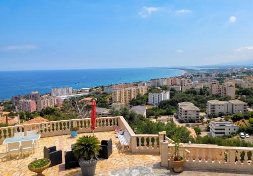 Bastia Apartment | Appartement spacieux à Bastia avec vue mer et montagne.