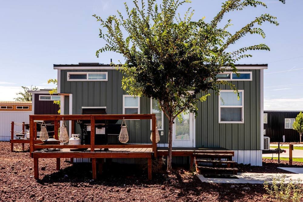 Apple Valley Cabin | Apple Valley Oasis: Fully Equipped Modern Tiny House Escape