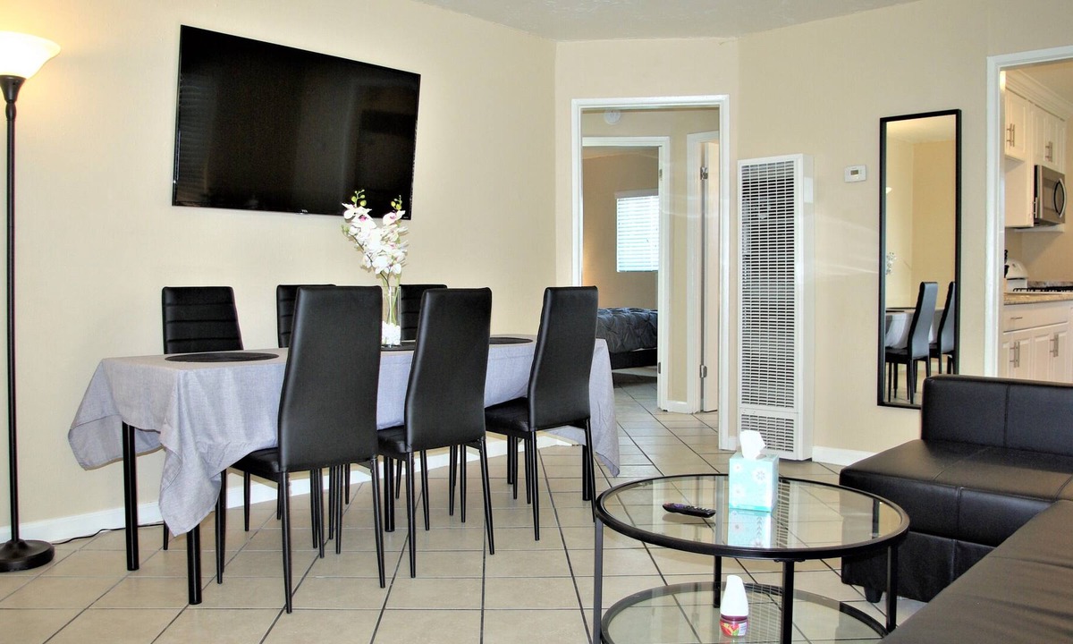 Logan Heights Apartment | Apt #6, 2 bedroom / 1 bathroom, 8 min to Downtown!