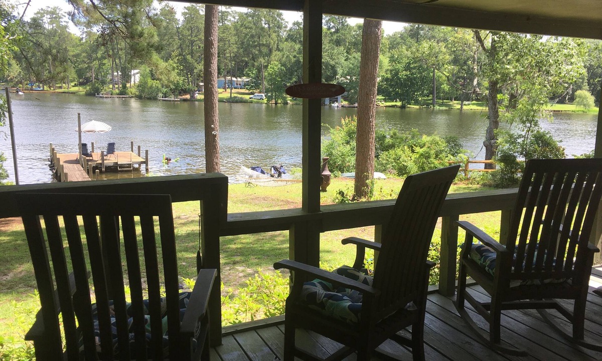 Manning House | Archie's Lake Daze Cottage - No Pets