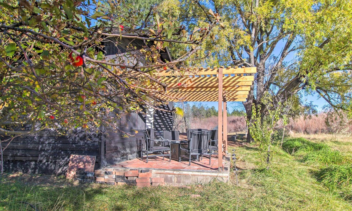 Pinetop-Lakeside Cottage | Arizona Getaway w/Fire Pit, BBQ & On-site Lake!