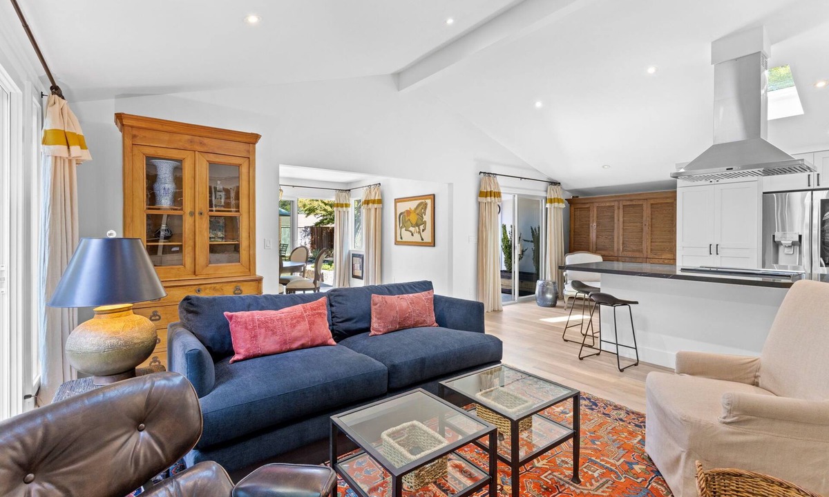 Browns Valley House | Art Collector's Sophisticated Home