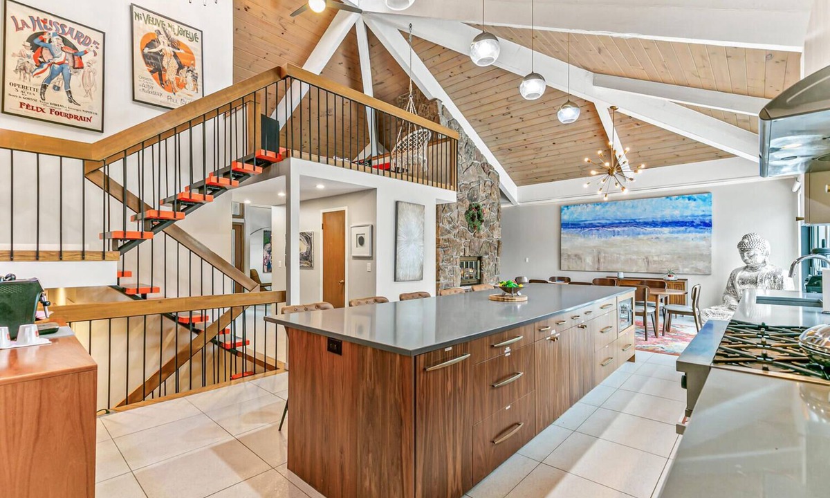 South Park Hill House | Artful Stay: Large Groups Welcome - 10 Mins to DTD, Hot Tub, Immersive Art