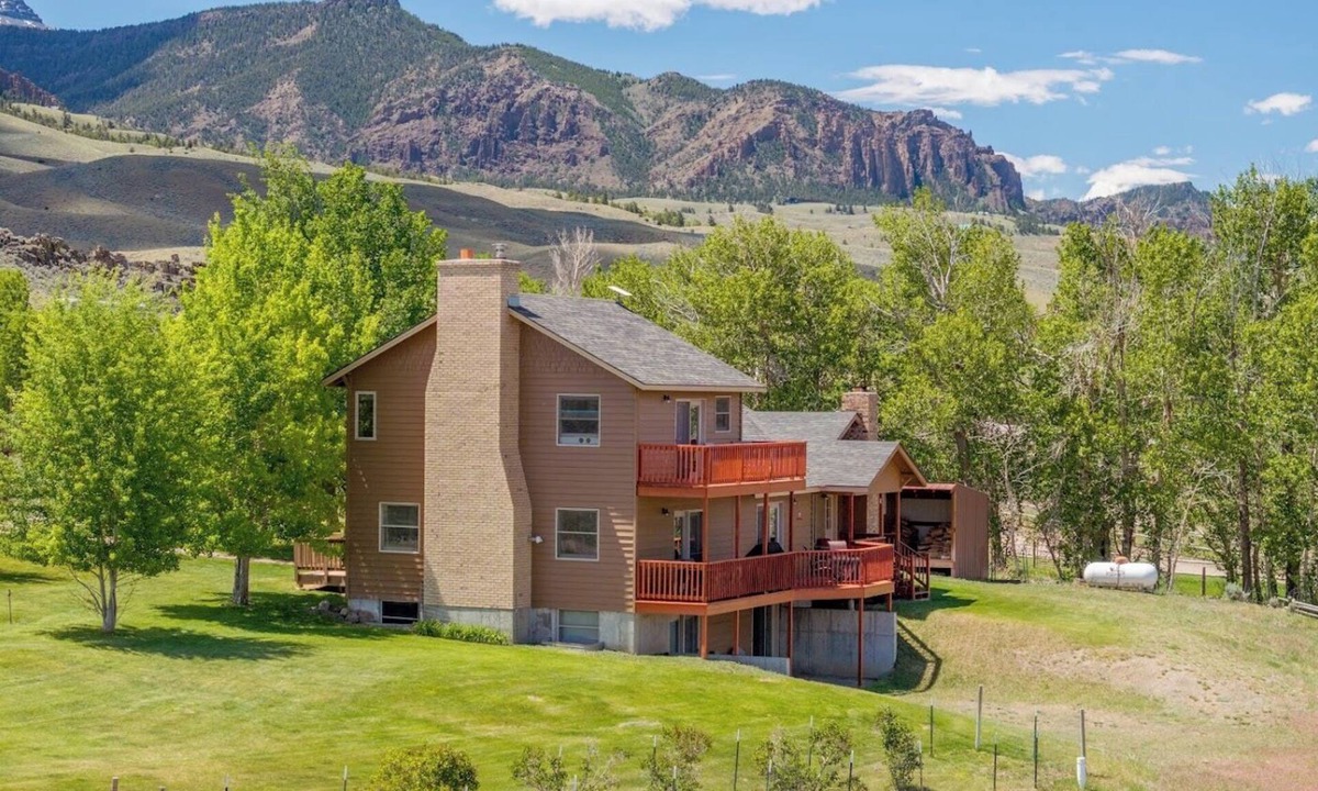 Wapiti House | Aspen View Retreat- ideally located between Cody and Yellowstone