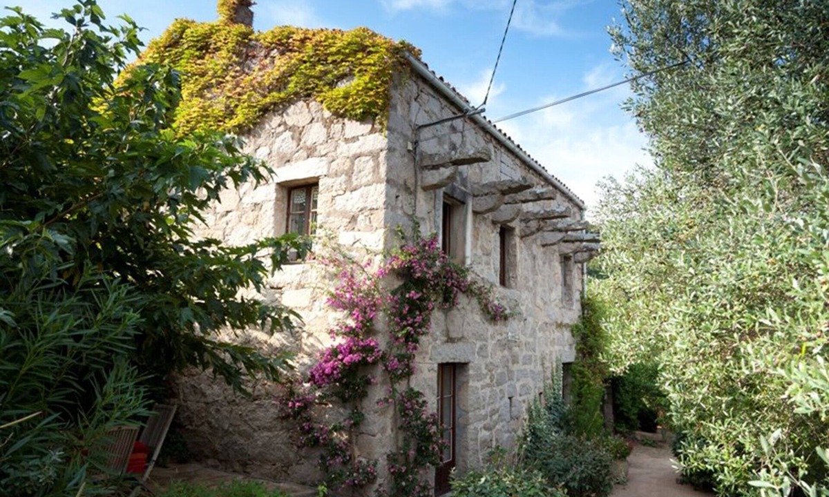 Figari House | Authentic Corsican house with swimming pool & panoramic view of the Cagna mountain range.