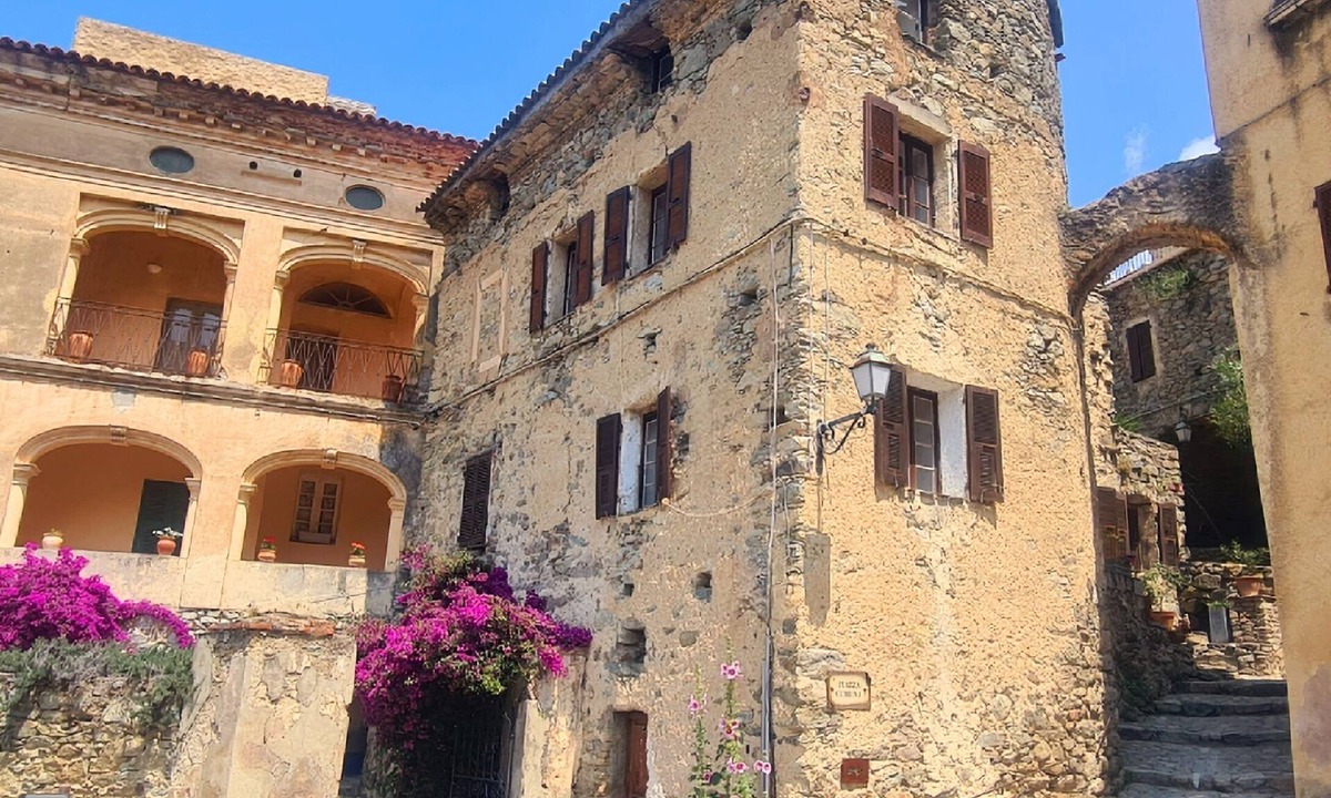 Lama Apartment | Authentic stone house in the heart of a medieval village · sea 20 min away