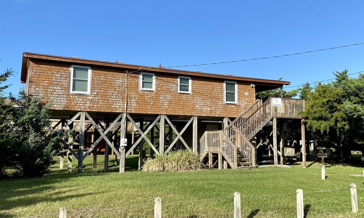 Avon Cottage | Avon's Calling is Only 5 lots back from the beach in Avon!